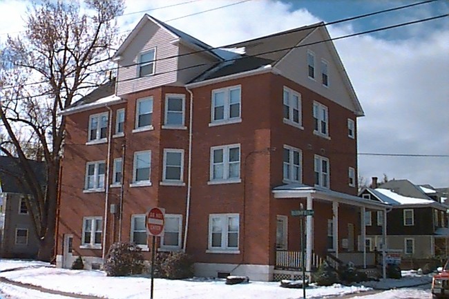 37-39 Bloomfield Ave in Windsor, CT - Building Photo - Building Photo