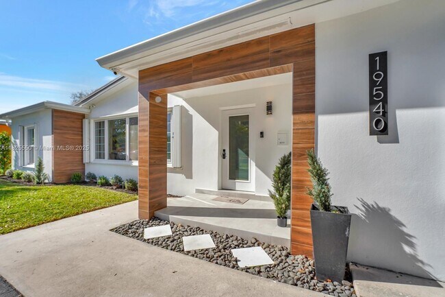 19540 NE 18th Ct in Miami, FL - Foto de edificio - Building Photo