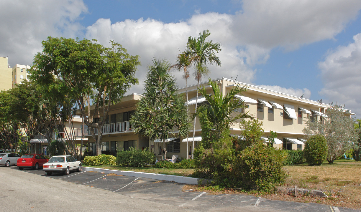 Ken Bar Apartments in Fort Lauderdale, FL - Building Photo