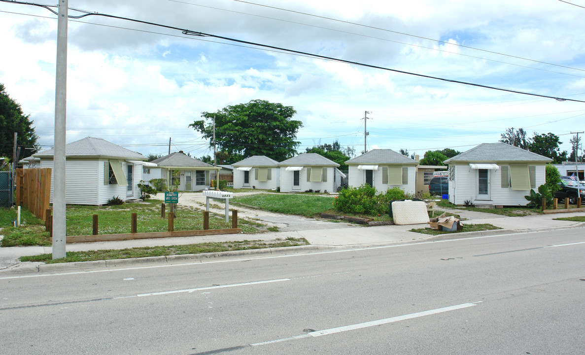 2843 Forest Hill Blvd in West Palm Beach, FL - Building Photo