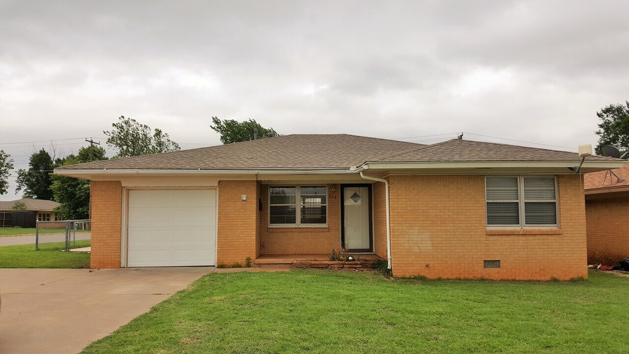 824 N Illinois St in Weatherford, OK - Building Photo