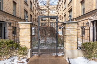 1358 W Greenleaf Ave in Chicago, IL - Building Photo - Building Photo