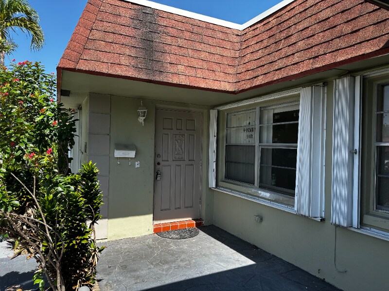 7397 NW 76th Ct in Tamarac, FL - Building Photo