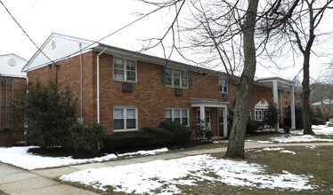 Navesink Cove Condominiums in Atlantic Highlands, NJ - Foto de edificio - Building Photo