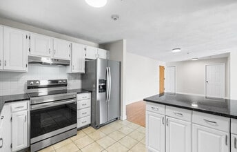 39 Parlin St, Unit 206 in Everett, MA - Foto de edificio - Building Photo