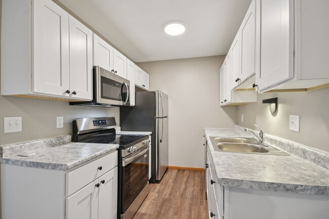 Midland Terrace in Shoreview, MN - Foto de edificio - Building Photo