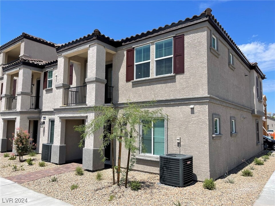 678 Vetiver Ln in Henderson, NV - Building Photo