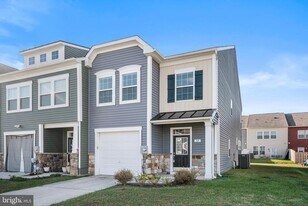 32 Healey Ct in Bunker Hill, WV - Building Photo
