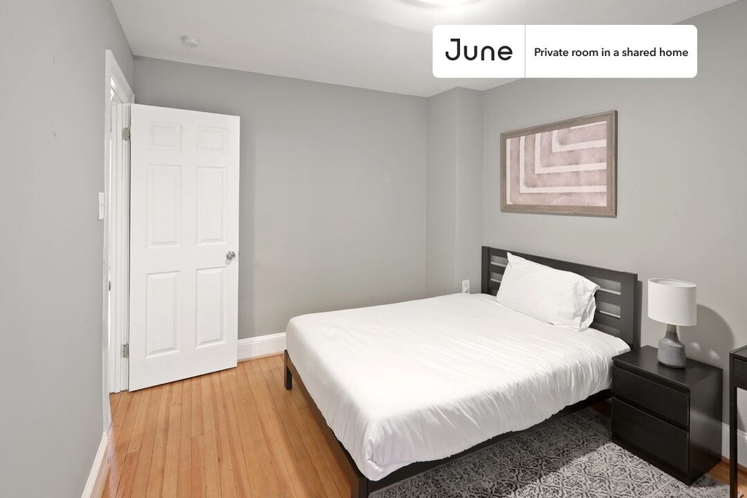 Private bedroom in 3 bed/2.5 bath Home in Washington, DC - Building Photo