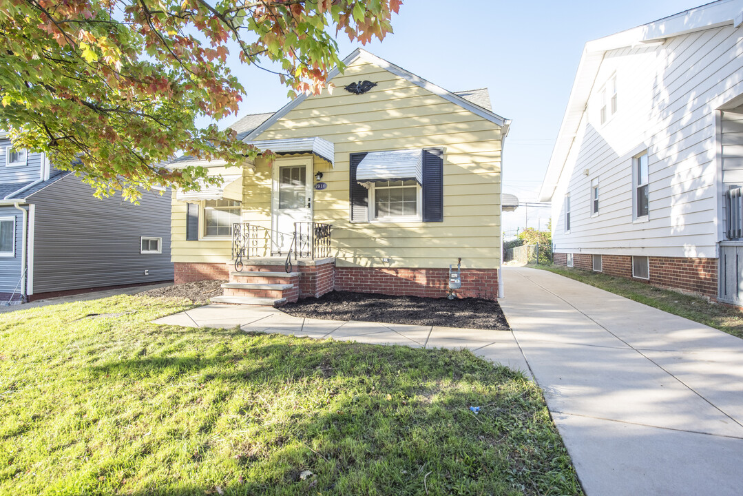 7910 Liberty Ave in Parma, OH - Building Photo