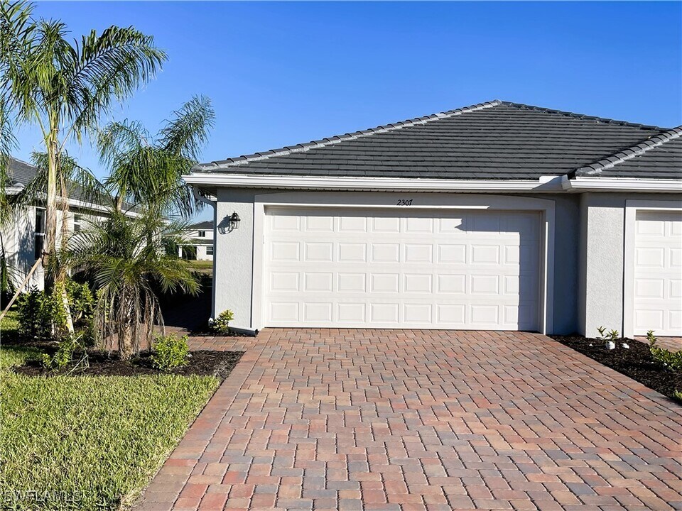 2307 Dragonfruit Wy in Naples, FL - Building Photo