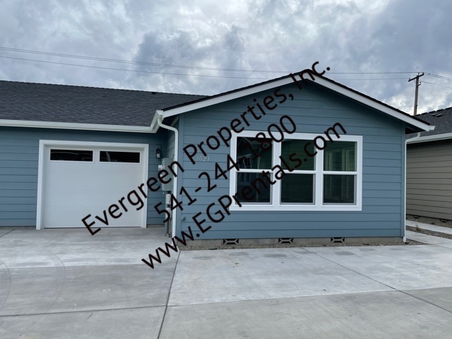 1023 SW Oliver Pl in Grants Pass, OR - Foto de edificio