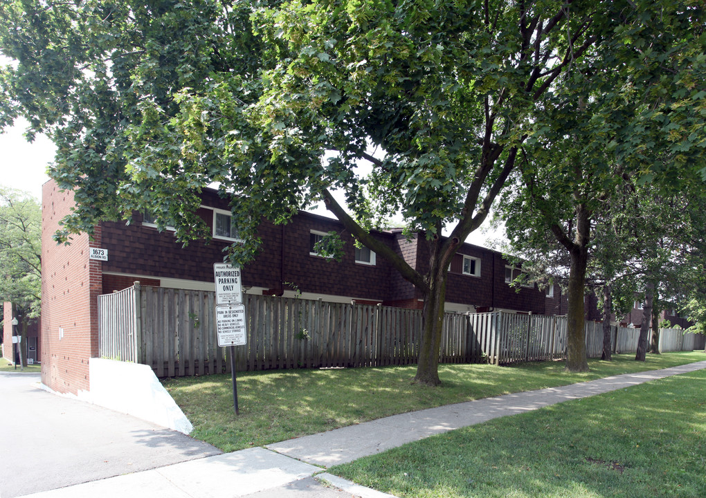 1673 Albion Rd in Toronto, ON - Building Photo