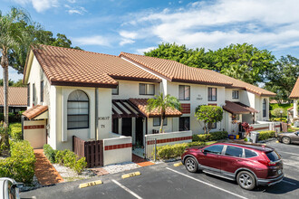 Palm Chase Condominium in Boynton Beach, FL - Foto de edificio - Building Photo