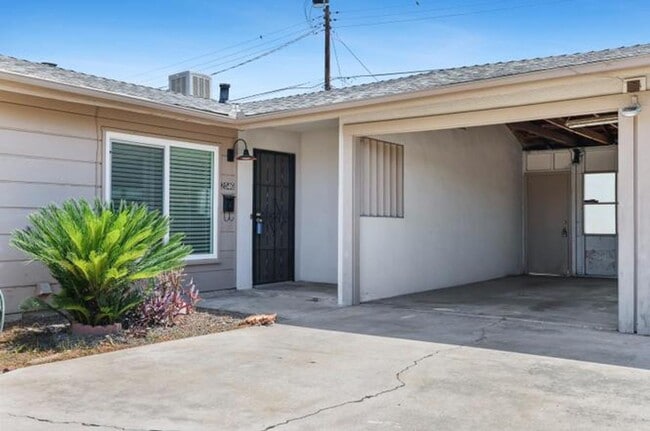2044 Mayfair Dr W in Fresno, CA - Building Photo - Building Photo