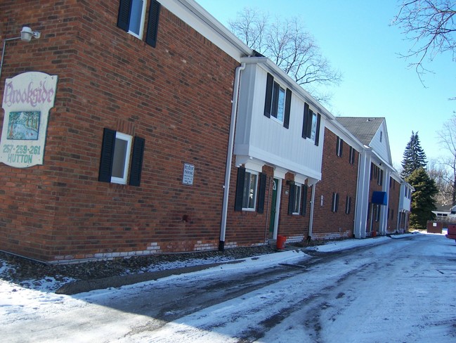 249-259 Hutton St in Northville, MI - Foto de edificio - Building Photo