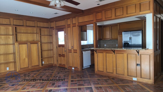 11500 E 215th St in Lakewood, CA - Foto de edificio - Building Photo