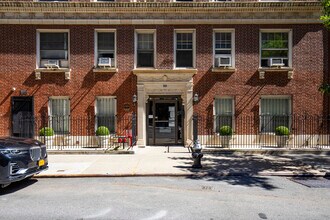 25 W 64th St in New York, NY - Building Photo - Building Photo