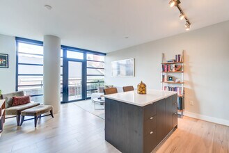 1300 4th St SE, Unit 414 in Washington, DC - Foto de edificio - Building Photo