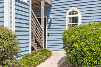 4220 Wilshire Blvd, Unit 102 in Wilmington, NC - Foto de edificio - Building Photo