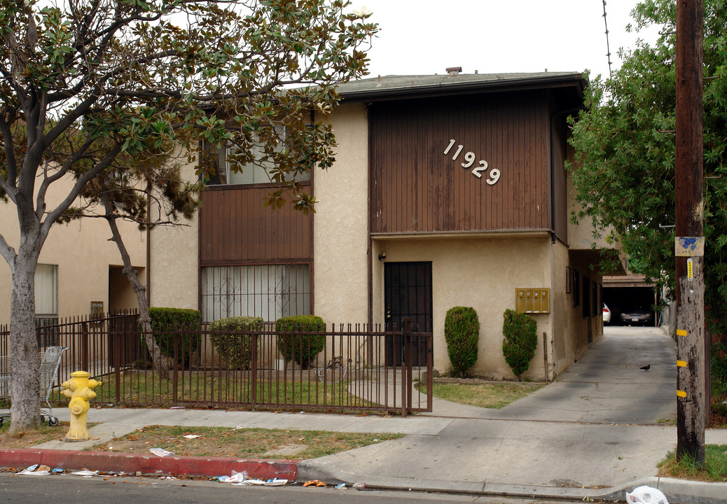 11929 Gale Ave in Hawthorne, CA - Building Photo