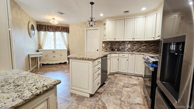 173 Colony Dr in Holbrook, NY - Building Photo - Building Photo