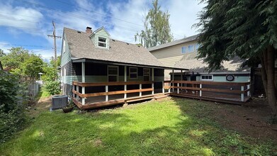 5708 SE Stark St in Portland, OR - Building Photo - Building Photo