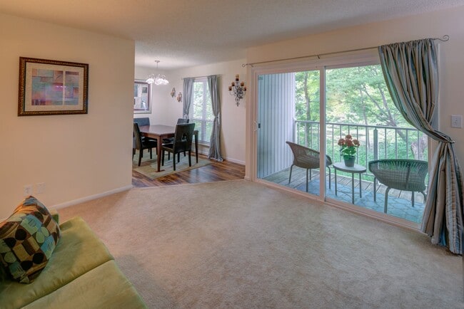 Chapel Lake Apartments in Virginia Beach, VA - Foto de edificio - Building Photo