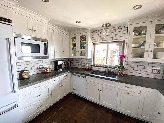 221 24th St in Manhattan Beach, CA - Foto de edificio - Building Photo