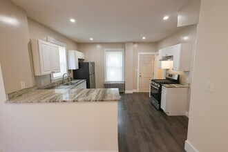32 Robinson St, Unit 1 in Boston, MA - Building Photo - Building Photo