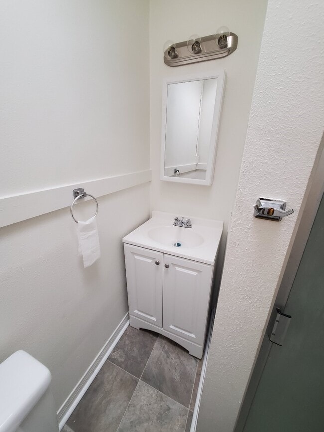 947 E 2nd St, Unit 949 in Long Beach, CA - Foto de edificio - Building Photo