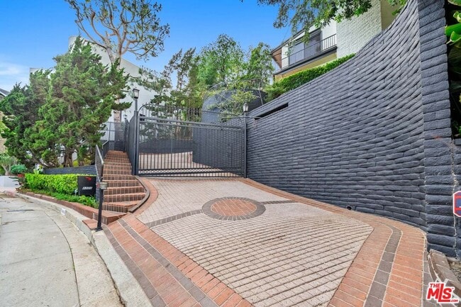 9305 Beverlycrest Dr in Beverly Hills, CA - Building Photo - Building Photo
