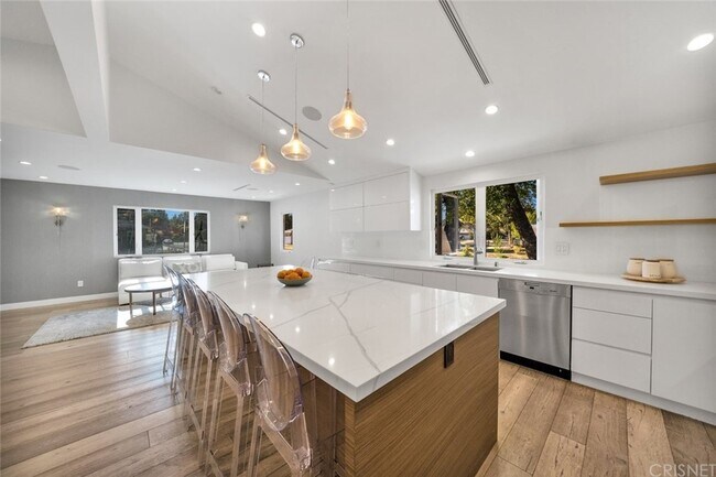 19041 Calvert St in Los Angeles, CA - Building Photo - Building Photo