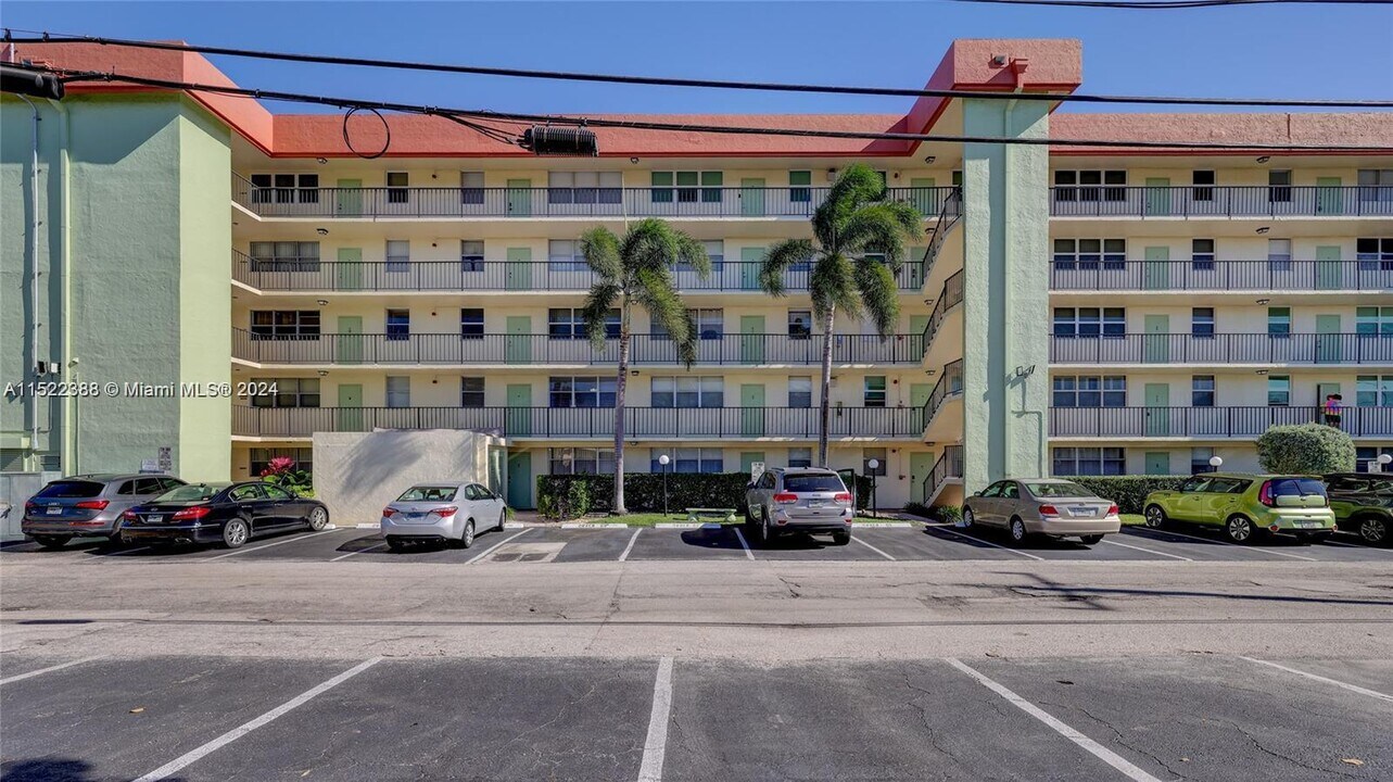 5321 NE 24th Ter, Unit 205A in Fort Lauderdale, FL - Foto de edificio