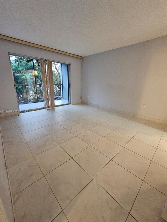 1250 NE 125th St in North Miami, FL - Foto de edificio