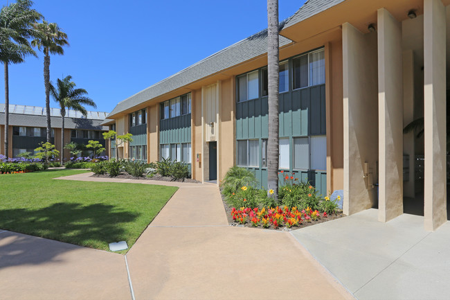 Pacific Breeze Apartments in San Diego, CA - Building Photo - Building Photo