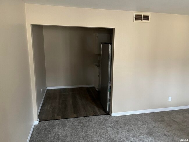 1304 W Jeth Ct in Peoria, IL - Building Photo - Building Photo