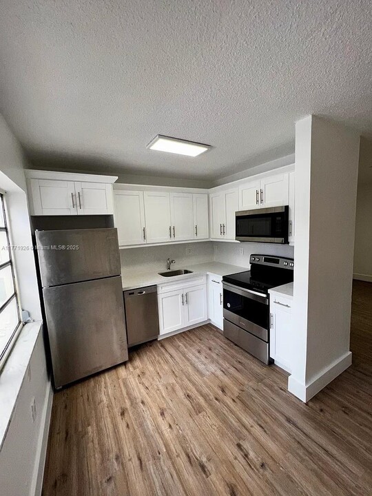 858 SW 2nd St in Miami, FL - Building Photo