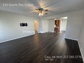 215 S 9th St in Pawnee, IL - Foto de edificio - Building Photo