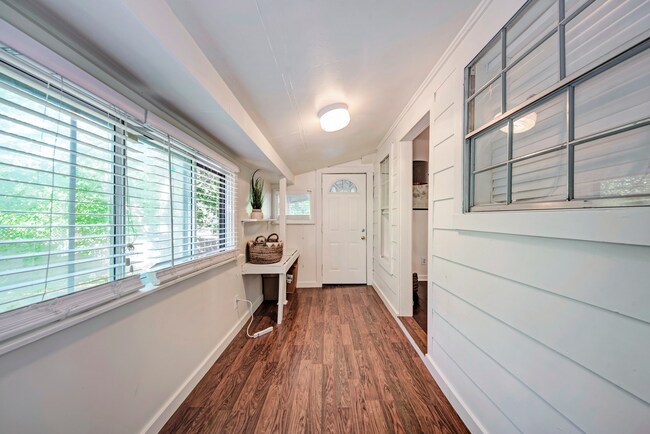 2105 E 20th St-Unit -B in Austin, TX - Building Photo - Building Photo