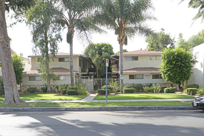 7253-7255 Jordan Ave in Canoga Park, CA - Foto de edificio - Building Photo