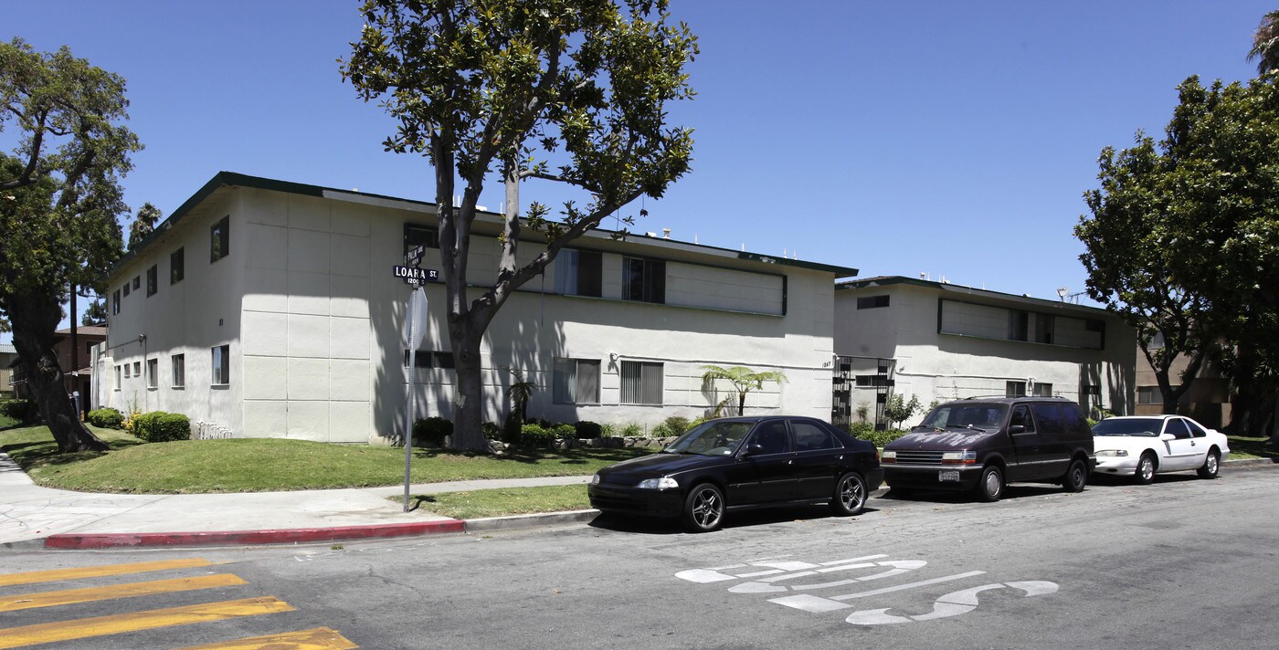 Loara Apartments in Anaheim, CA - Building Photo