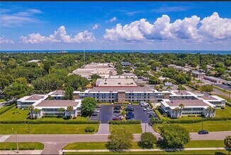 6100 12th St S, Unit 105 in St. Petersburg, FL - Foto de edificio - Building Photo