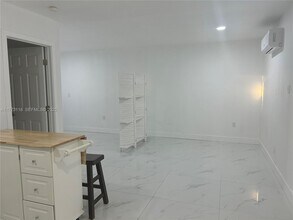 670X SW 28th Terrace in Miami, FL - Building Photo - Building Photo