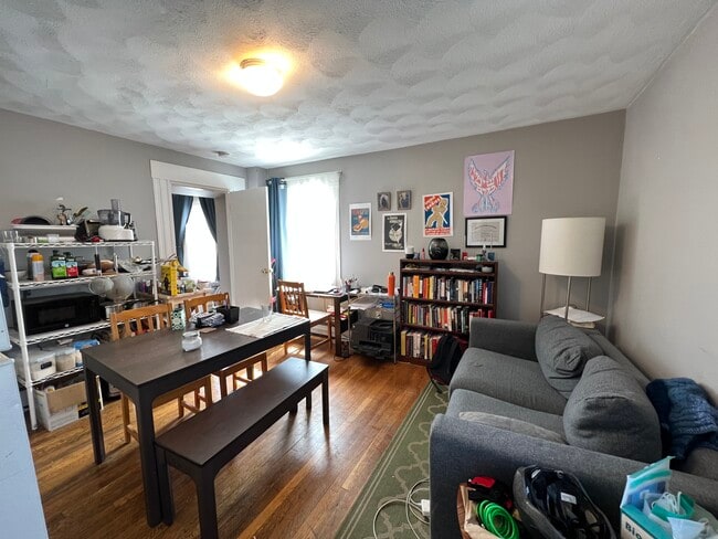 639 Somerville Ave, Unit 1 in Somerville, MA - Foto de edificio - Building Photo