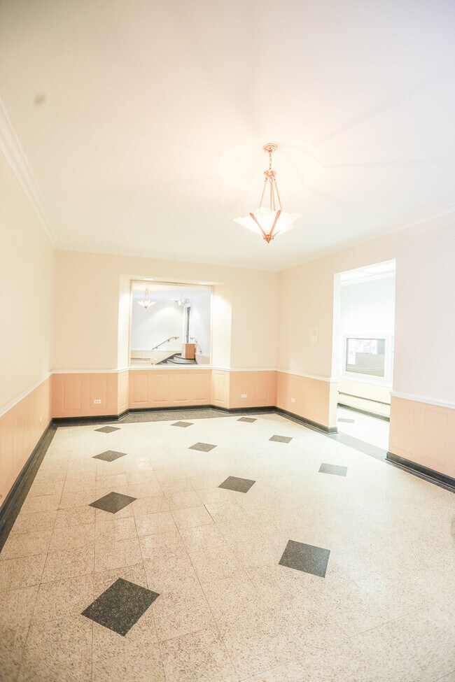 1209 W Sherwin Ave-Unit -211 in Chicago, IL - Building Photo - Building Photo