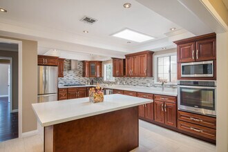 17412 Tiara St in Encino, CA - Foto de edificio - Building Photo