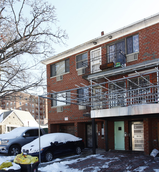 99-56 63rd Ave in Rego Park, NY - Building Photo - Building Photo