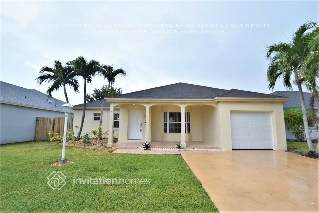 13742 SW 181st St in Miami, FL - Building Photo