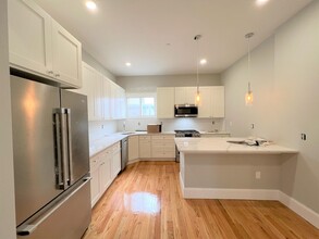 73 Pearl St, Unit 2 in Somerville, MA - Building Photo - Building Photo